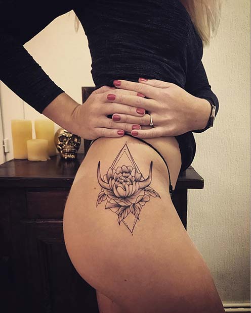 เป็นเอกลักษณ์ Flower Hip Tattoo