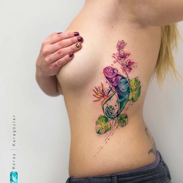 रंगीन Chameleon Rib Tattoo Idea