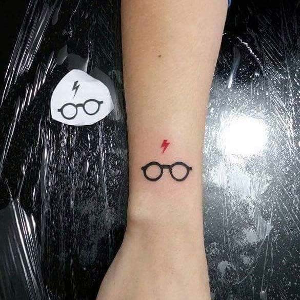 ก่อกวน Potter's Glasses and Scar Tattoo Design