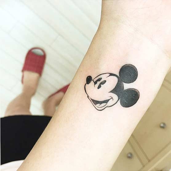 Basit Vintage Mickey Mouse Tattoo Idea