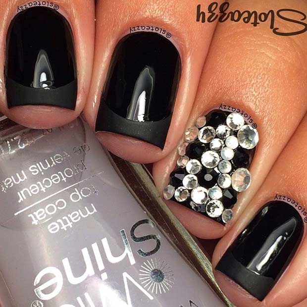 Črna French Tip Nails and Rhinestone Accent Nail