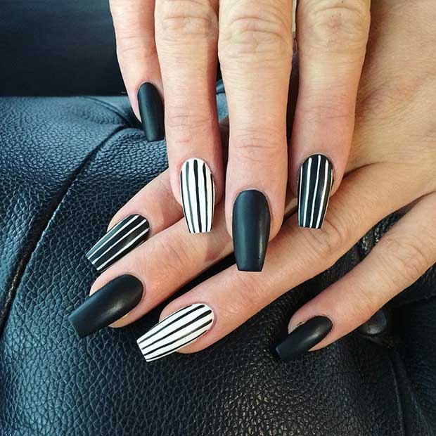สีดำ Striped Nail Design 