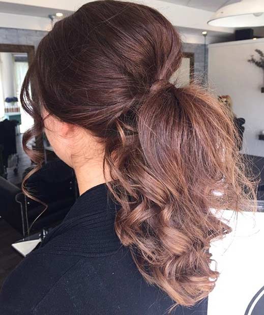 Elegantno Curly Ponytail Hairstyle with Teased Crown