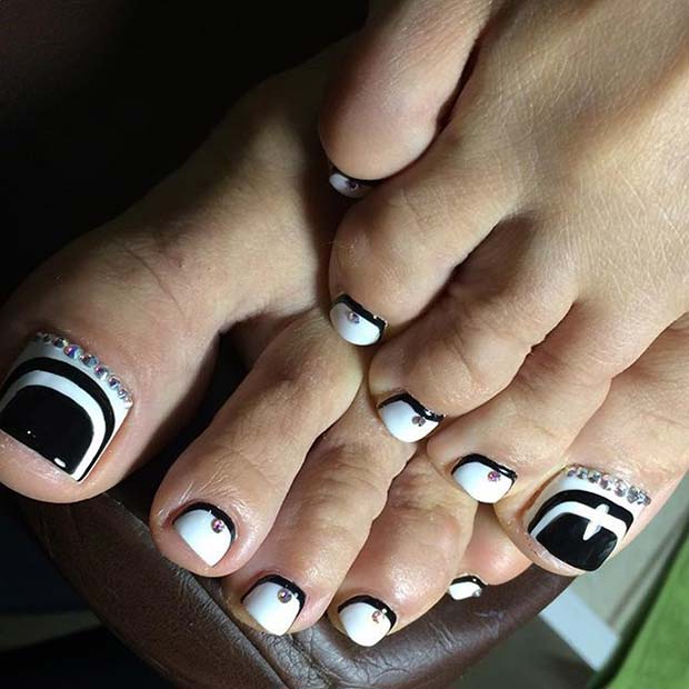 สีดำ and White Toe Nail Design for Spring