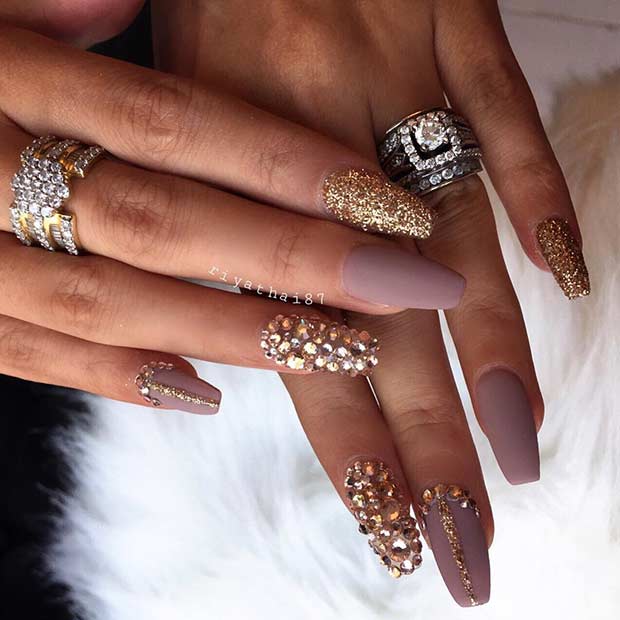 Guld and Matte Nude Coffin Ballerina Nails