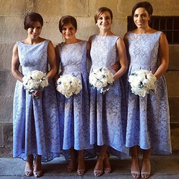 Pasztell Bridesmaid Dresses with White Bouquets 