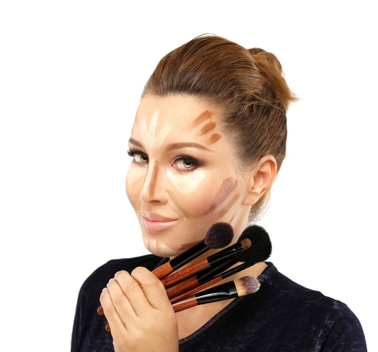 Kvinna with contouring brushes