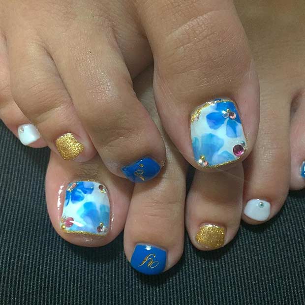 नीला and Gold Toe Nail Design