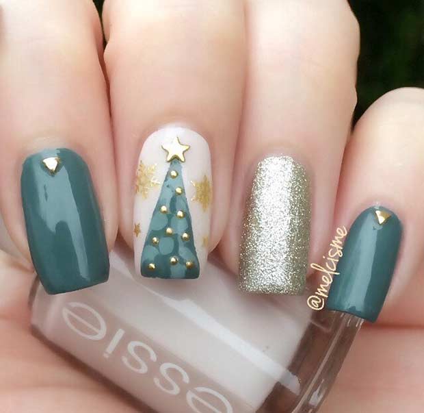 זהב and Green Christmas Tree Nail Design