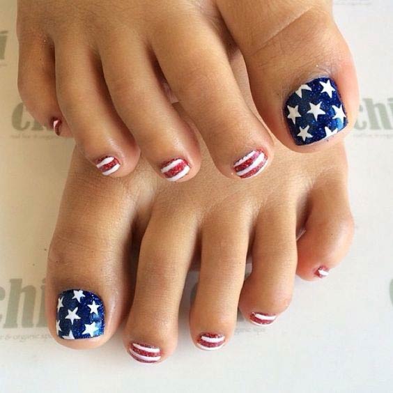 अमेरिकन Flag Pedicure Design for the 4th of July