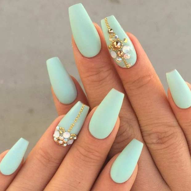 Mentă Green Coffin Nails with Gold Details