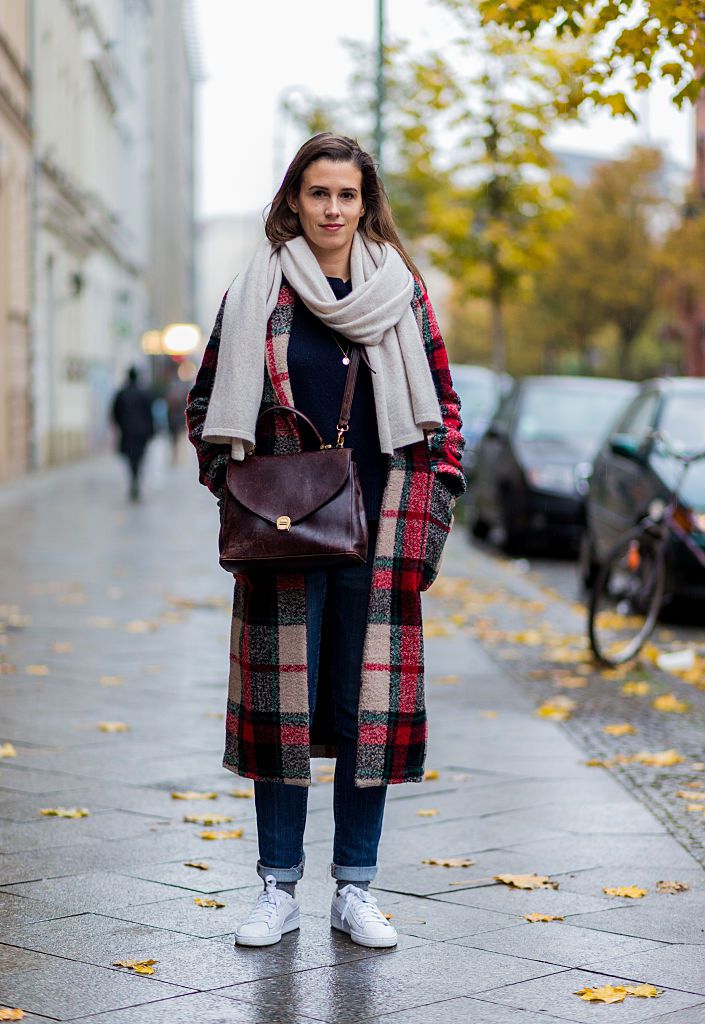 सड़क style plaid coat and cuffed jeans