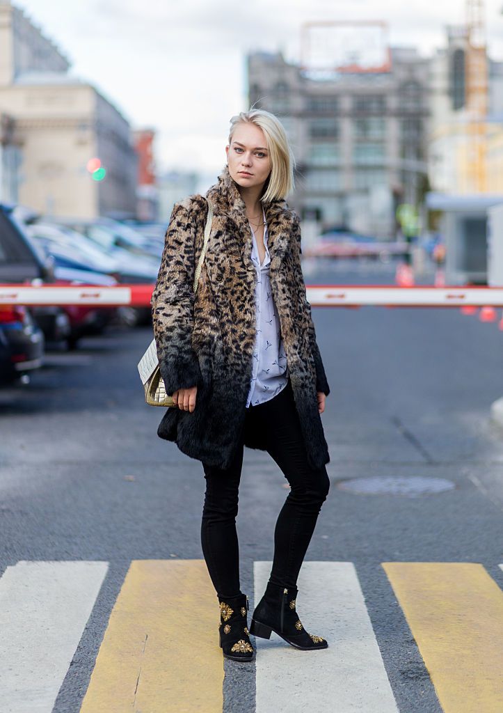 सड़क style woman in leopard coat and jeans