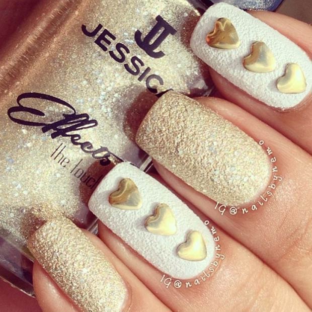 ขาว and Gold Valentines Nails
