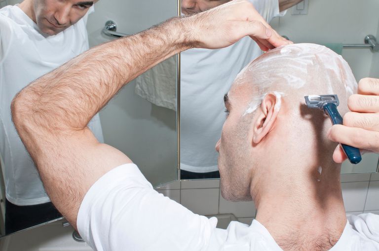 3 enkla steg för att raka ditt huvud