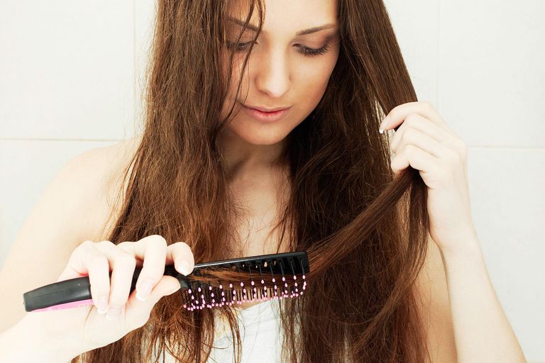 femeie combing Hair