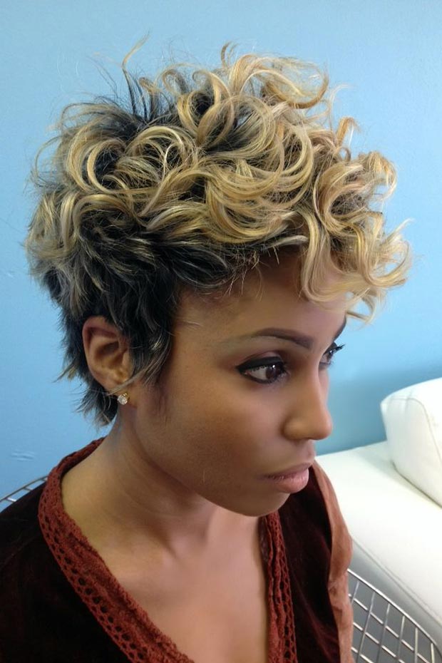Kısa Curly Blonde Hairstyle for Black Women