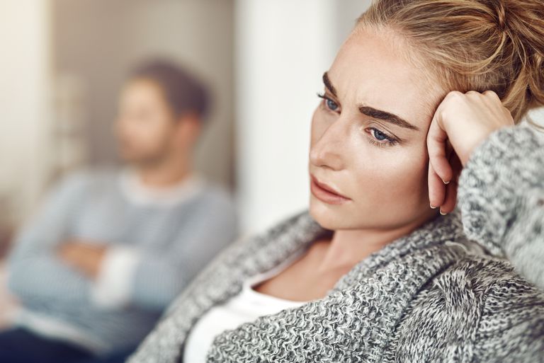 भावनात्मक अपमानजनक रिश्ते के 5 चेतावनी संकेत