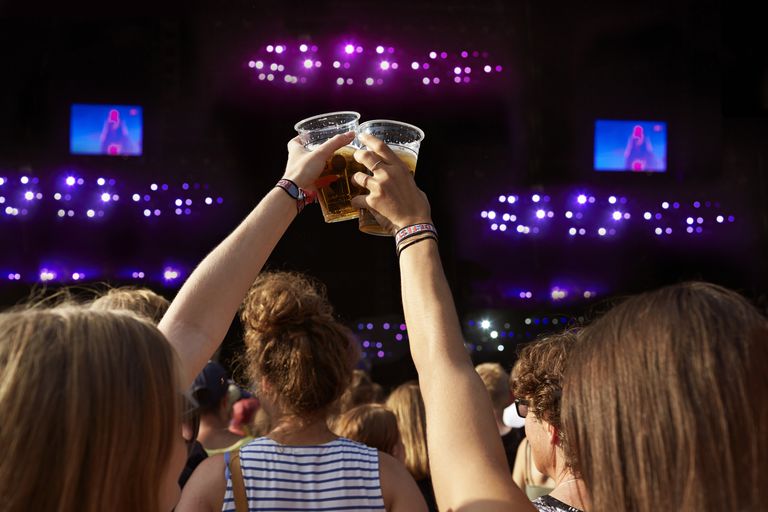 נשים toasting at concert