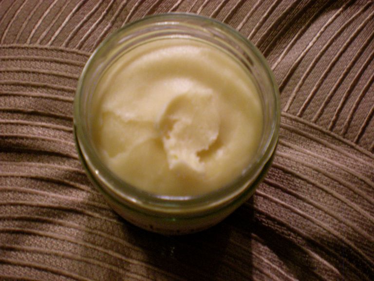 ป้องกัน your skin with this DIY cocoa butter cream.