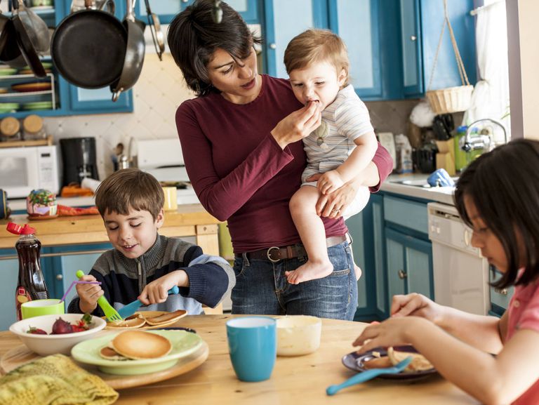 6 שלבים להיות יחיד להישאר בבית ב- Mom