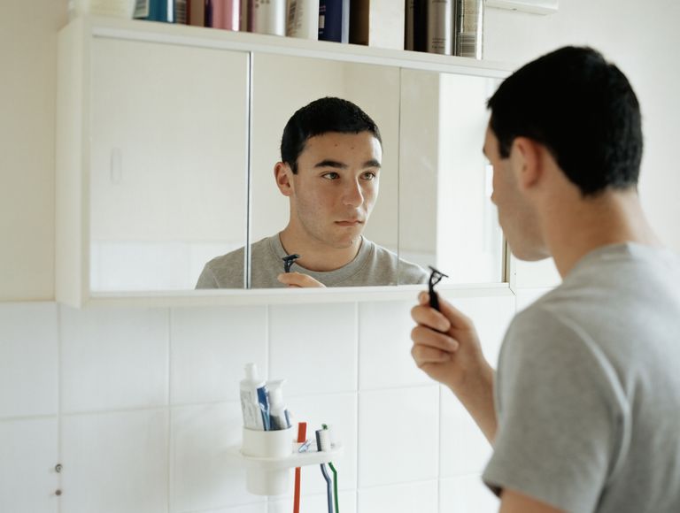 किशोर boy shaving