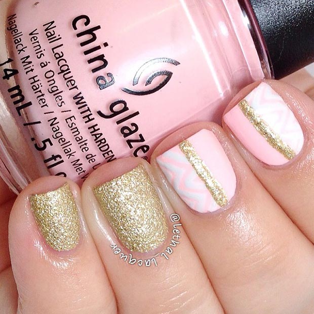 Светло Pink and Gold Nail Design