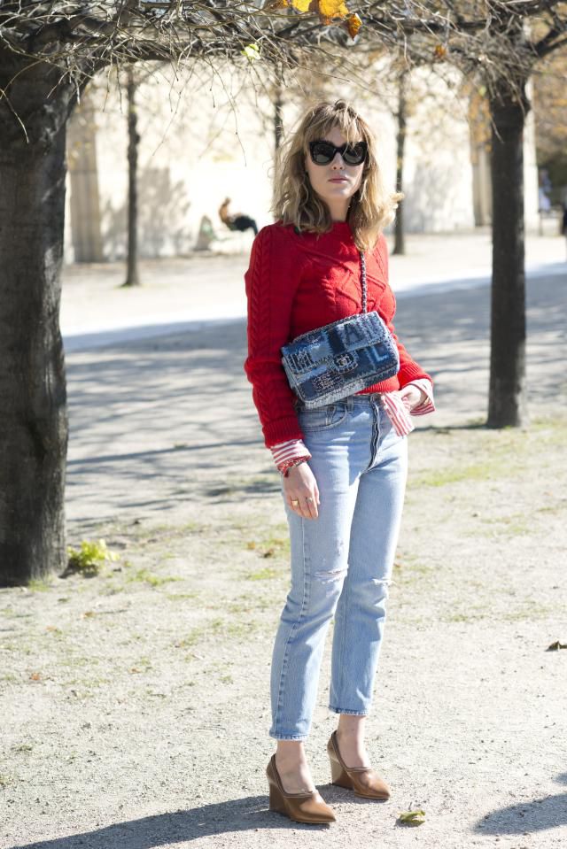 Цроппед jeans and sweater outfit