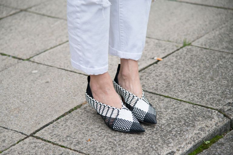 Улица style jeans and woven shoes