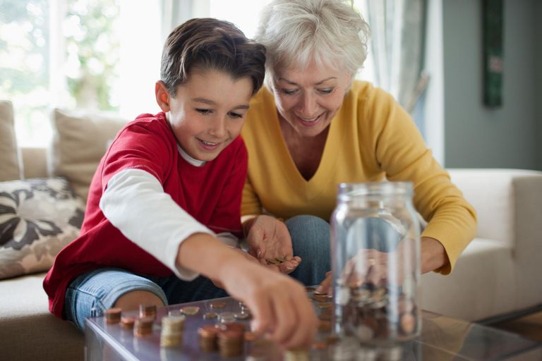 8 דרכים לתת כסף לנכדים שלך