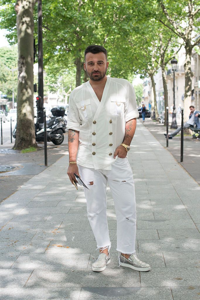 רְחוֹב style man in white jeans