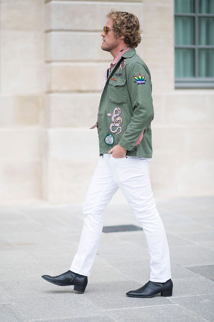 Улица style man in white jeans
