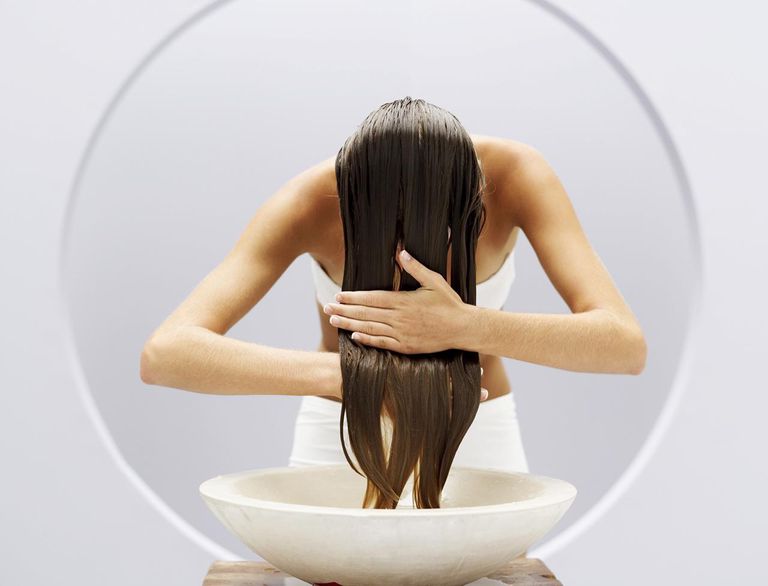 Greasy, तेल बालों को प्रबंधित करने के 9 तरीके (और इसे कैसे रोकें)
