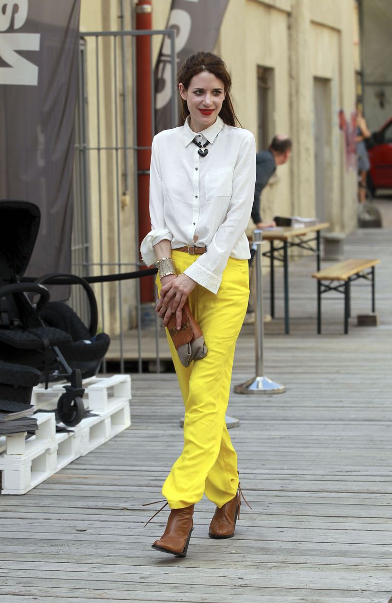 julia Malik in yellow pants