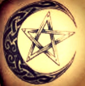Un ghid pentru simbolismul Pagan și Wiccan în tatuaje
