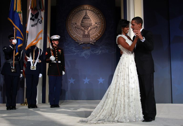अध्यक्ष Barack Obama and his wife First Lady Michelle Obama dance on stage during MTV & ServiceNation: Live From The Youth Inaugural Ball at the Hilton Washington on January 20, 2009 in Washington, DC.
