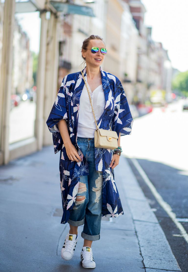 सड़क style ripped jeans and kimono