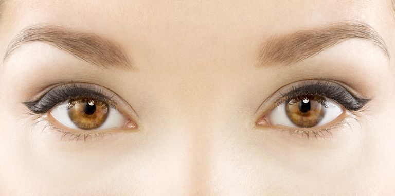 महिला's brown eyes.