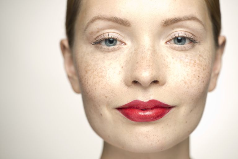 Kadın with freckles and bold lips