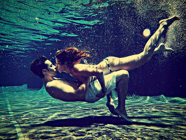 זוג מתנשקים מתחת למים
