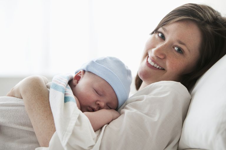 Kan stater neka födelsecertifikat såvida inte båda föräldrarna listas?