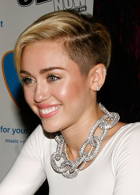 Miley Cyrus-borotvált-ugrott a