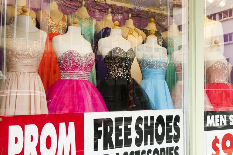 प्रॉम dresses in shop window