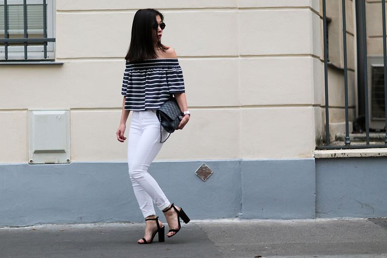 sokak style fashion woman wearing striped top and white jeans