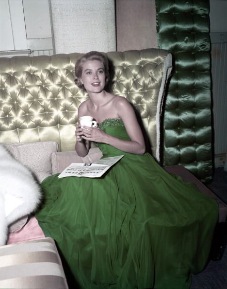 เกรซเคลลี่สีเขียวชุด-1954-Photo โดยยีนเลสเตอร์-เก็ตตี้-Images.jpg