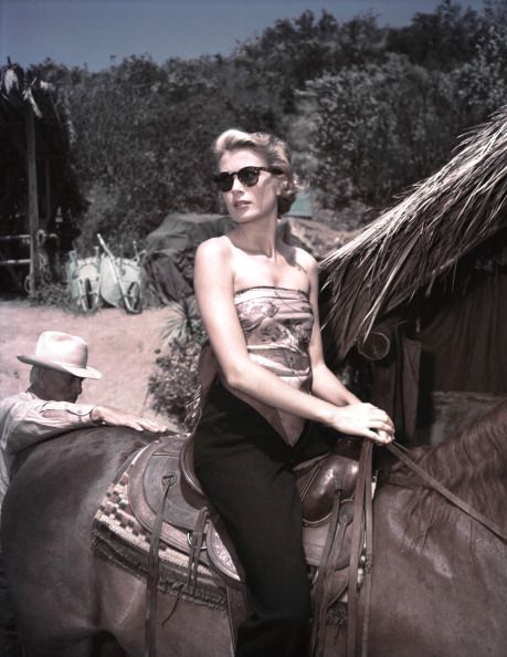 अनुग्रह-केली-ऑन-घोड़े की पीठ-ऑन-सेट-Mogambo-लगभग-1953-फोटो-दर-जीन-लेस्टर-गेटी-Images.jpg