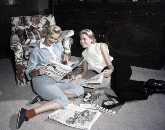 เกรซเคลลี่อ่านนิตยสารที่มีเพื่อน 1954-Photo โดยยีนเลสเตอร์-เก็ตตี้-Images.jpg