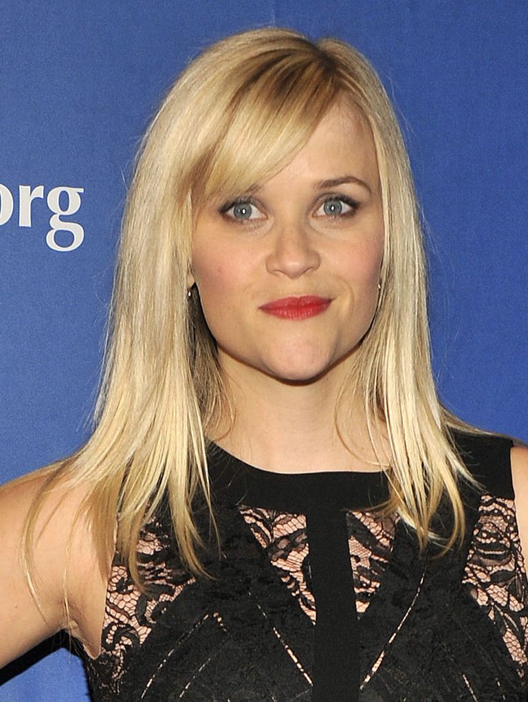 रीज़ Witherspoon with side swept bangs