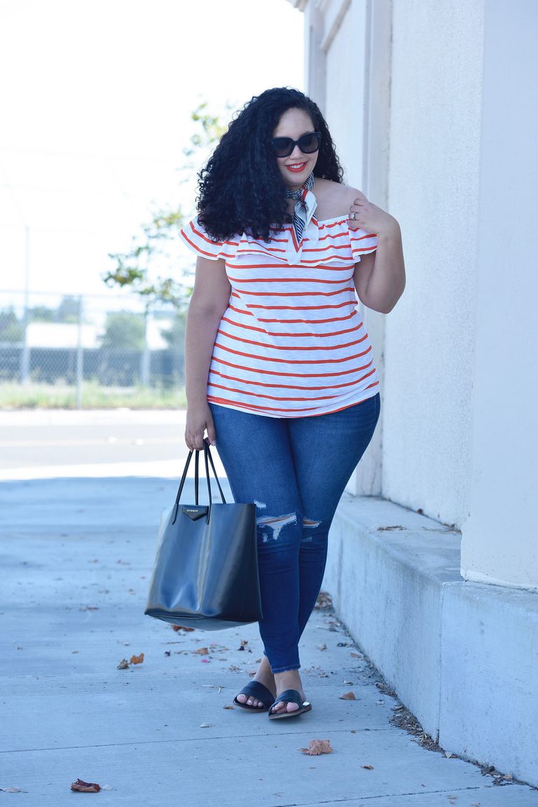 लड़की With Curves - dark wash jeans outfit