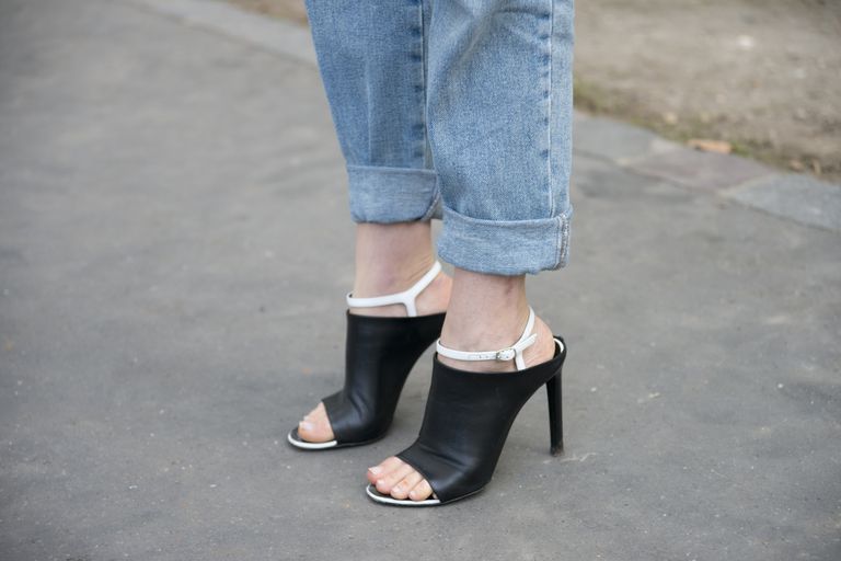 רְחוֹב style photo with jeans and sandals